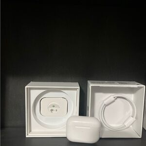 Apple AirPods with White Charging Case and Cable